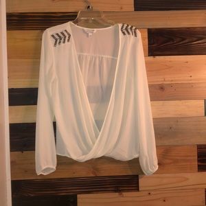 ⭐️7/$25 Off white front twist bead detail top